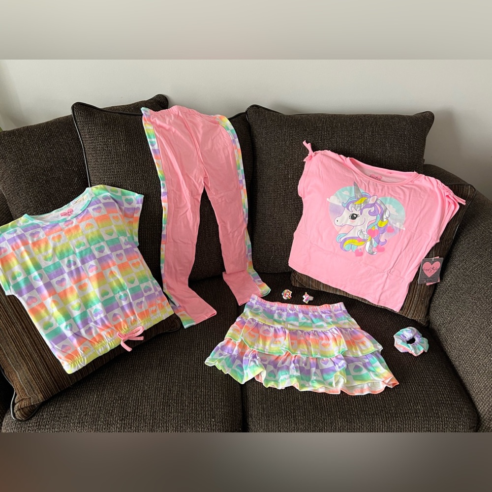 Four piece outfit and it all looks good on you!!Size 8